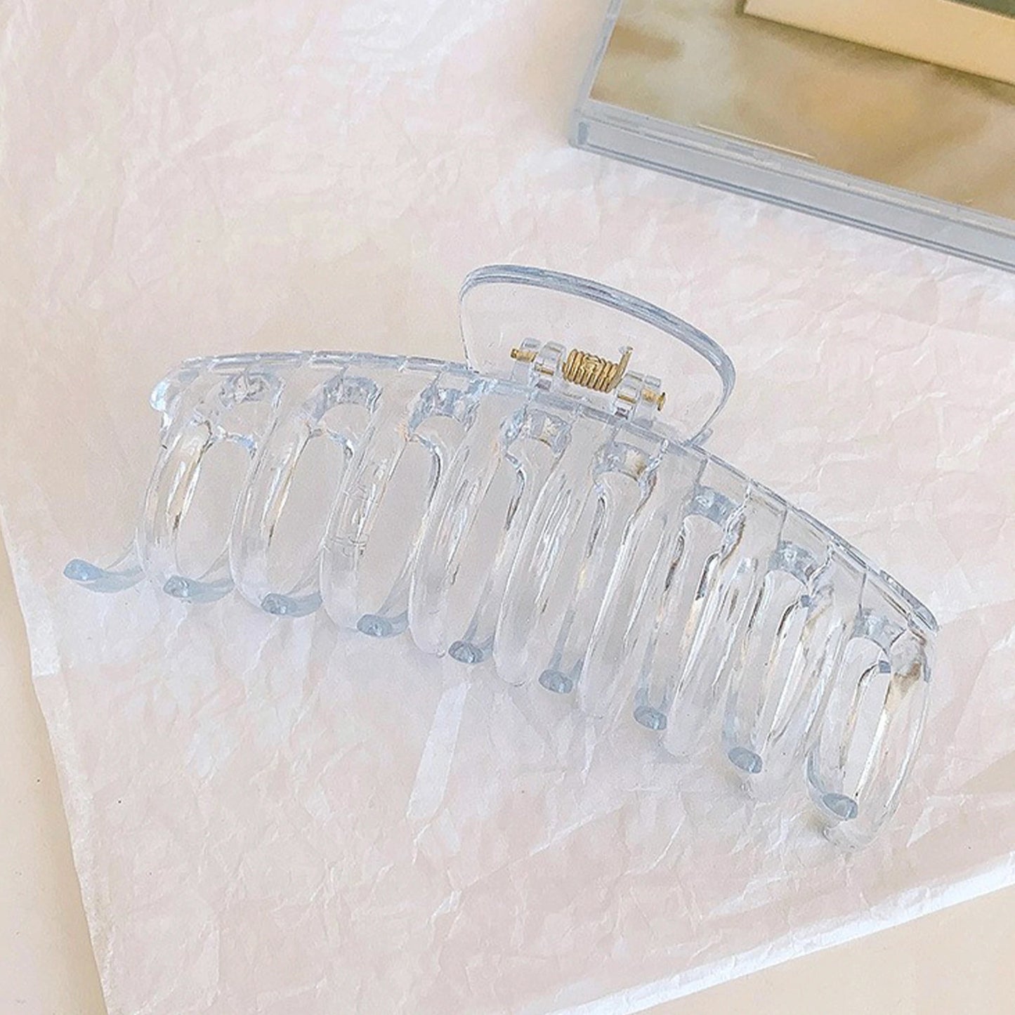 Stop looking for the perfect hair clip! Our large hair grips will hold up your hair while adding a little fashion flare to your wardrobe.