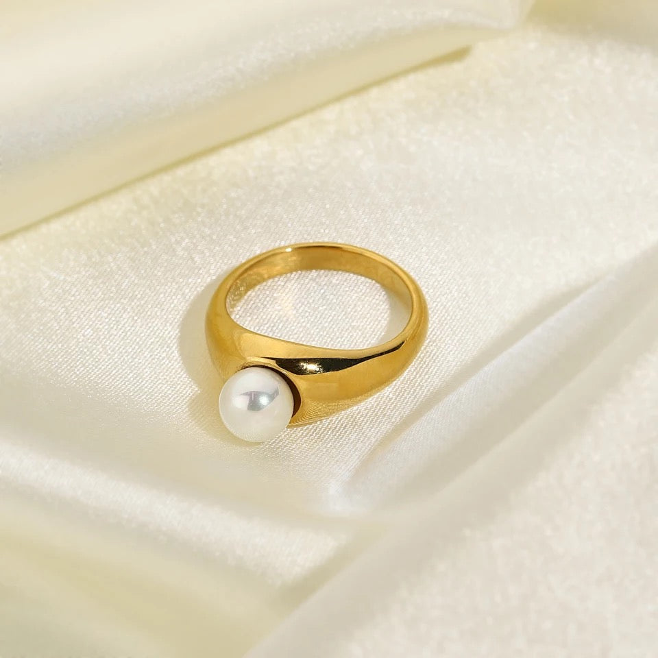 Make a timeless fashion statement in this Solitaire Pearl Ring!