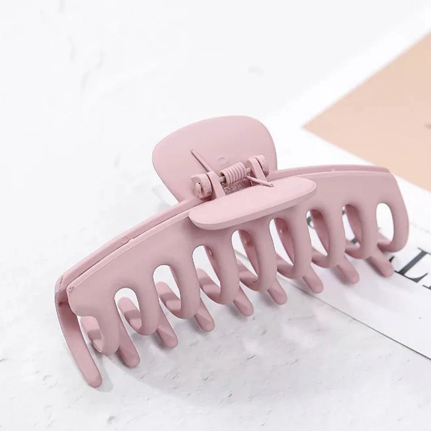 Stop looking for the perfect hair clip! Our large hair grips will hold up your hair while adding a little fashion flare to your wardrobe.